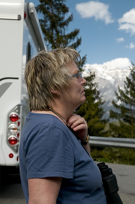 toskanaD35_6697 als Smart-Objekt-1 Kopie.jpg - Anke ist mit Ihrem Fernglas in dier Landschaft unterwegs